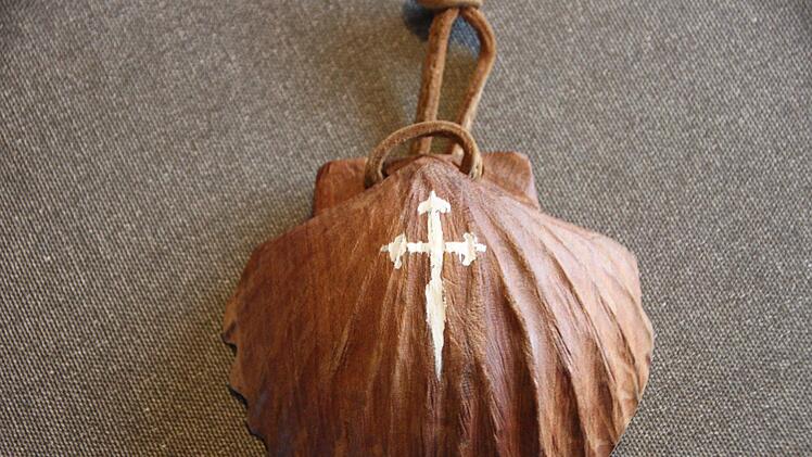 Diese Jakobsmuschel aus Zwetschgenholz war Wegbegleiter Reuschers. Er hatte sie zuhause selbst geschnitzt.Heike Beudert