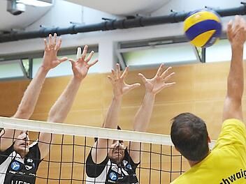 Der Block der Heitec Volleys soll auch in der gelben Halle in Schwaig stehen: Merten Kr&uuml;ger und Sven Kellermann (v.l.) versuchen einen Schmetterball abzuwehren.  Foto: Werner Haala