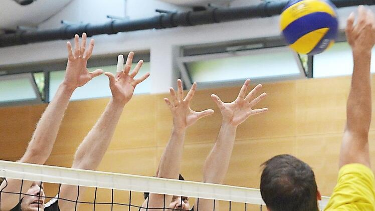 Der Block der Heitec Volleys soll auch in der gelben Halle in Schwaig stehen: Merten Kr&uuml;ger und Sven Kellermann (v.l.) versuchen einen Schmetterball abzuwehren.  Foto: Werner Haala