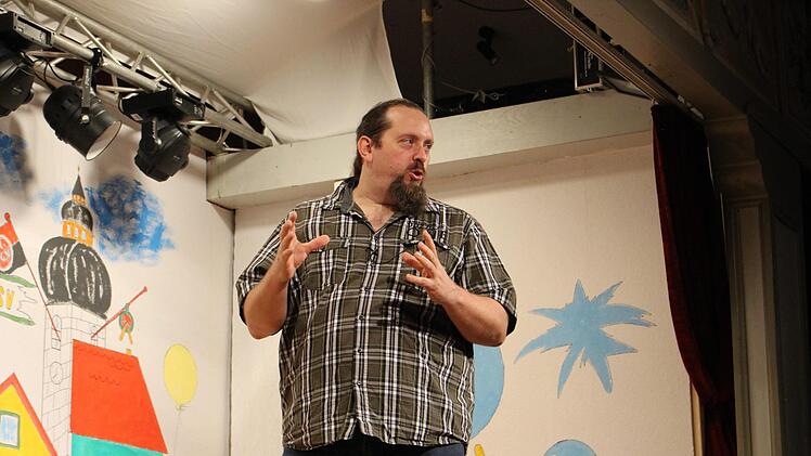 So groß sind die Tupperschüsseln, scheint Wolli  Weinkauf zu demonstrieren. Er hatte heimlich einen Tupperabend belauscht.     Foto: Evi Seeger