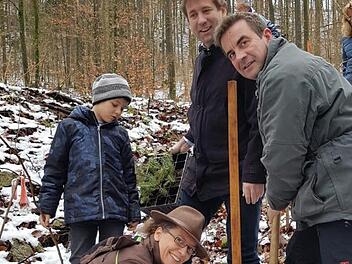 Diana und Aaron Könitzer, Hermann Ulm und Stefan Förtsch pflanzen die Weißtannen ein, im Hintergrund Renate Hofmann. Foto: privat