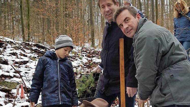 Diana und Aaron Könitzer, Hermann Ulm und Stefan Förtsch pflanzen die Weißtannen ein, im Hintergrund Renate Hofmann. Foto: privat