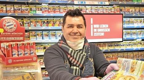 Um w&auml;hrend der Corona-Krise soziale Kontakte zu haben, l&auml;sst Thair Bashari seinen Kiosk sogar l&auml;nger ge&ouml;ffnet als &uuml;blich.