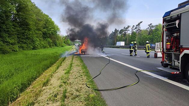 Porsche geht auf A3 in Unterfranken pl&ouml;tzlich in Flammen auf - B&ouml;schung brennt
