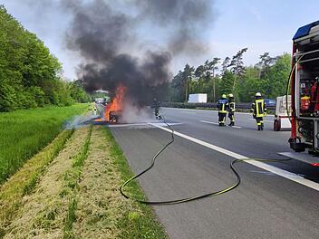 A3 bei Heroldsberg: Auto steht in Flammen - Feuerwehren im Einsatz