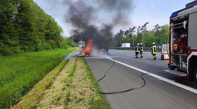 Porsche geht auf A3 in Unterfranken pl&ouml;tzlich in Flammen auf - B&ouml;schung brennt