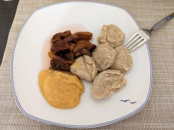 Mehlkn&ouml;del mit Apfelmus und Eingelegten Zwetschgen sind ein Klassiker der Eifeler Landk&uuml;che.