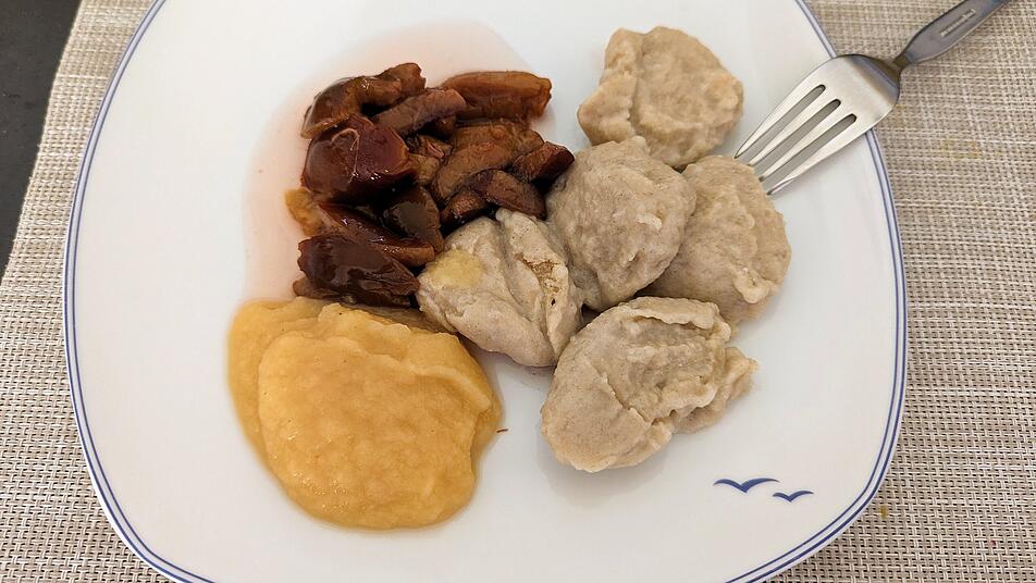 Mehlkn&ouml;del mit Apfelmus und Eingelegten Zwetschgen sind ein Klassiker der Eifeler Landk&uuml;che.