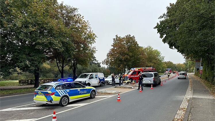 Nach Auffahrunfall: Feuerwehr rettet Mensch aus Unfallauto im Kreis Main-Spessart