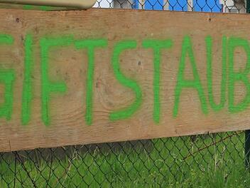 Stocksauer sind die Wonfurter auf die Recyclingfirma Firma Loacker.  Der Betrieb darf ab Donnerstag wieder angefahren werden.  Foto: Archiv