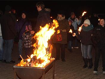 Die Reste der Fackeln sorgen für wärmendes Feuer.