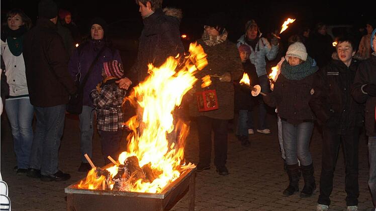 Die Reste der Fackeln sorgen für wärmendes Feuer.