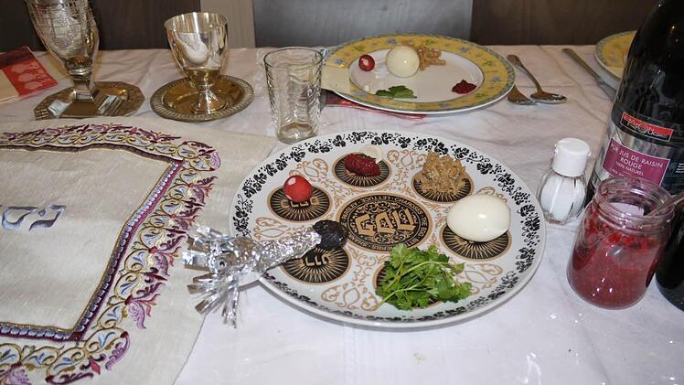 Der Sederteller mit den symbolischen Speisen.