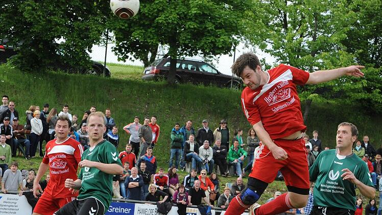 Szenen vom Relegationsspiel zwischen dem TSV Rothhausen/Thundorf (rote Trikots) und der DJK Weichtungen (5:2 n.V.).