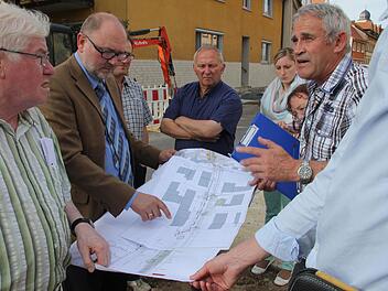 Winfried Lamberty und Bürgermeister Robert Herrmann beim Kartenstudium.