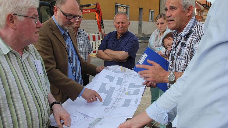 Winfried Lamberty und Bürgermeister Robert Herrmann beim Kartenstudium.