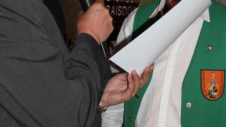 Auch Dirigent Rudi Sebald, seit Jahrzehnten Stabführer, wurde besonders geehrt.