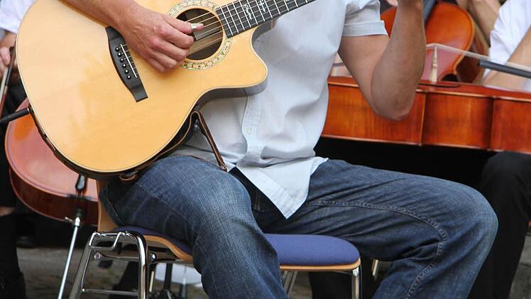 Die selbst komponierten Gitarrenstücke, die Thomas Schaller als "Special Guest" solistisch zu Gehör brachte, boten ein Intermezzo vom klassischen Serenadenprogramm.