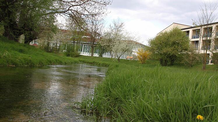 Einen etwa 80 Meter langen "Bademantelgang" vom Kurhotel (rechts) über den Lauterbach zur Obermain-Therme planen die Eigentümer des Hotels. Foto: Matthias Einwag