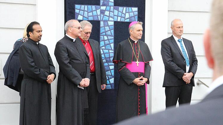 Erzbischof Georg Gänswein, Präfekt des Päpstlichen Haushaltes von papst Franziskus und Benedikt XVI., wurde bei seinem Besuch in Höchstadt herzlich empfangen. Foto: Christian Bauriedel