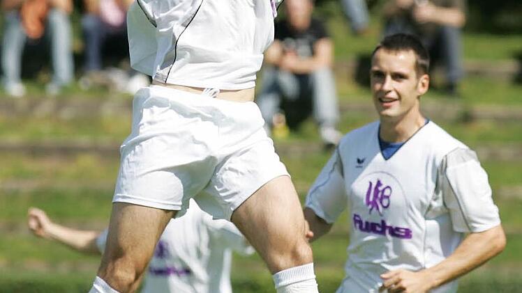 Freude: Christoph Kaiser jubelt über sein Tor im Bayernligaspiel des FC Eintracht Bamberg am 19. August 2006 gegen den FC Ismaning; im Hintergrund Stürmer Peter Heyer.