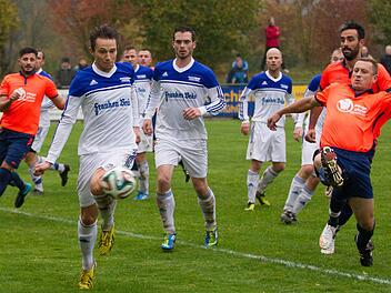 Routinier Carsten Engel (am Ball) stand als einer von drei Spielern bei allen 17 Begegnungen des FC Mitwitz auf dem Platz. Christoph Müller (rechts) daneben hatte immerhin 14 Einsätze, Spielertrainer Johannes Müller (im Hintergrund) deren 16. Foto: Heinrich Weiß