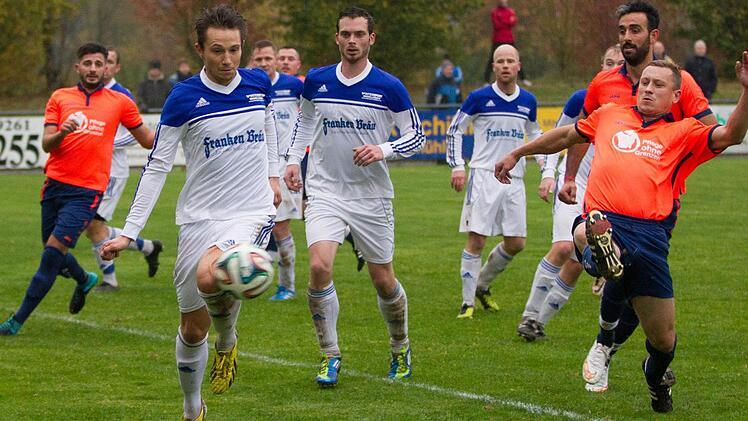 Routinier Carsten Engel (am Ball) stand als einer von drei Spielern bei allen 17 Begegnungen des FC Mitwitz auf dem Platz. Christoph Müller (rechts) daneben hatte immerhin 14 Einsätze, Spielertrainer Johannes Müller (im Hintergrund) deren 16. Foto: Heinrich Weiß