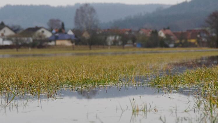 Auf den Wiesen vor Mitwitz sammelt sich das Wasser. Foto: Marco Meißner