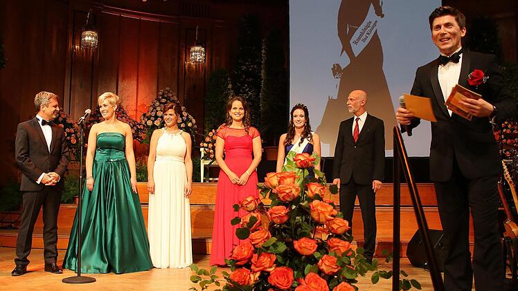 Gespannt warteten die Kandidatinnen und die Gäste, wer Rosenkönigin 2017 wird. Moderator Marten Krebs (rechts) gab das Ergebnis bekannt. Von links auf der Bühne Kurdirektor Frank Oette, Nina Dees, Steffi Tüchters, Nicole Wehner, die Rosenkönigin 2016 Vera Hauck und Oberbürgermeister Kay Blankenburg. Foto: Dieter Britz