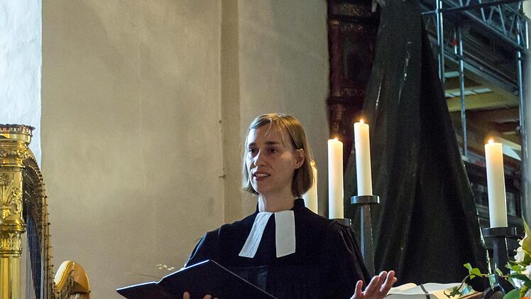 Pfarrerin Ulrike Schmidt-Rothmund im Chorraum der Michaelskirche Fechheim.Foto: Jochen Berger