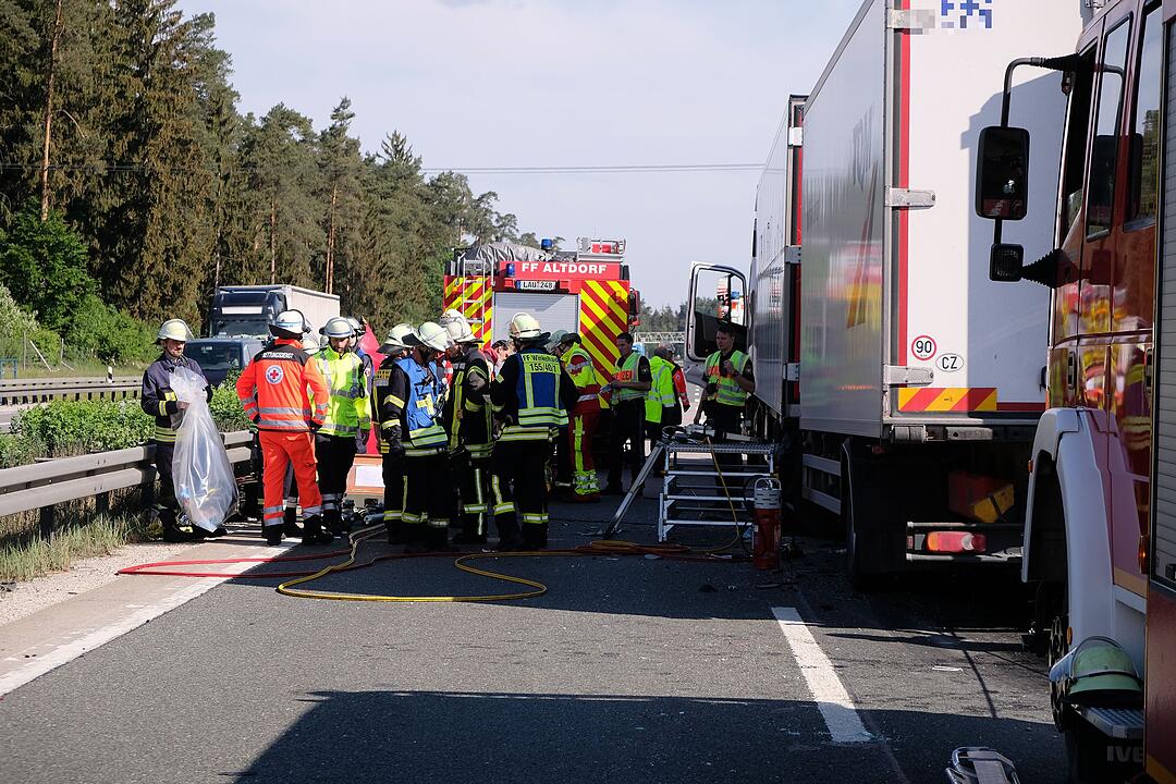 Lastwagenfahrer stirbt nach schwerem Auffahrunfall auf A3