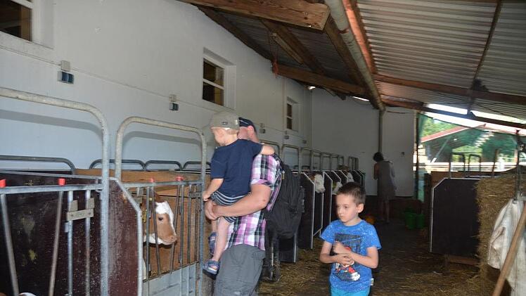 Groß war das Interesse an den Führungen von Erwin Schwarz durch Stallungen und Informationsstände beim Tag des offenen Bauernhofes. Foto: Karl-Heinz Hofmann