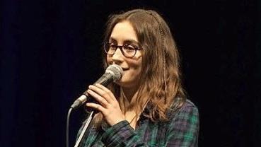 Die Münnerstädterin Hannah Conrady ist beim 1. Poetry Slam am 1. Februar in der Alten Aula mit dabei. Mit ihr konkurrieren acht Slammer aus ganz Deutschland.  Foto: Manfred Manger