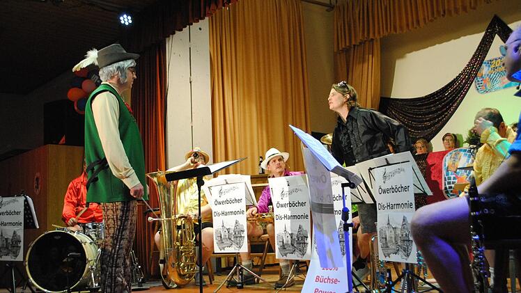 Da kennen die Musikanten von der Blaskapelle Oberbach kein Pardon. Von wegen Schlager-Noten. Außer bömischer Blasmusik kommt da nichts auf den Notenständer. Foto: Evelyn Schneider