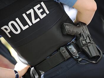 Polizeibeamtin im Einsatz Polizeibeamtin im Einsatz