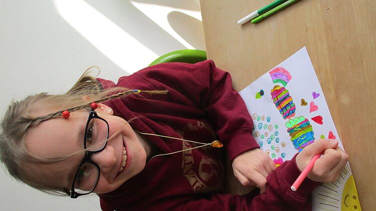 Die achtjährige Ida hat gleich zehn Bilder für die Heimbewohner gemalt. Foto: Steffi Mayer