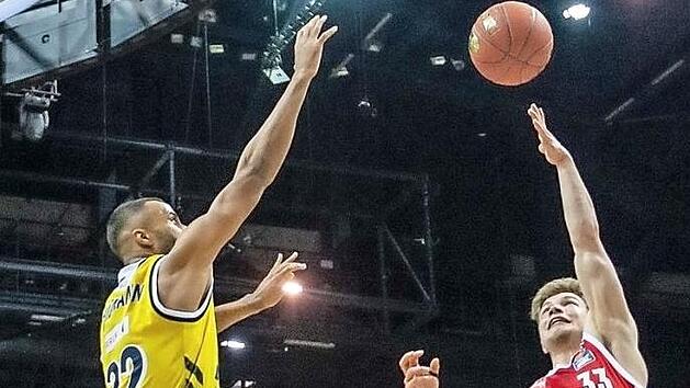 Bennet Hundt (r.) zieht mutig gegen den wesentlich gr&ouml;&szlig;eren Berliner Center Johannes Thiemann zum Korb und erzielt zwei seiner vier Punkte. Foto: Tilo Wiedensohler