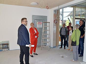 Steffen Kropp (l.) führte die Besucher durch die Baustelle.