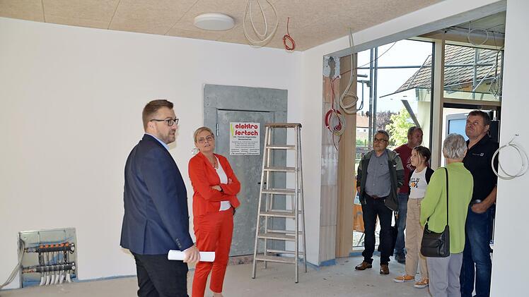 Steffen Kropp (l.) führte die Besucher durch die Baustelle.