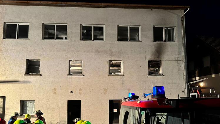 Mitwitz: Industriegebäude in Flammen - mehrere Feuerwehren im Einsatz