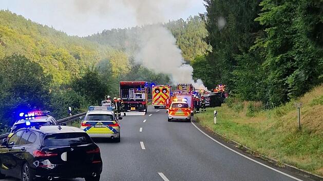 Tödlicher Frontal-Crash auf B85 im Kreis Kronach: Kleinbus geht in Flammen auf