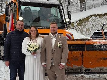 Schneepflug statt Auto: Winterdienst rettet Hochzeit in Schonungen