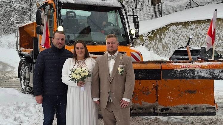 Schneepflug statt Kfz: Winterdienst rettet Hochzeit im Kreis Schweinfurt