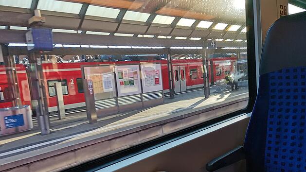 Eisenbahn, Bahn, Zug, Bahnhof, Bahnstrecke, Zugverbindung, S-Bahn