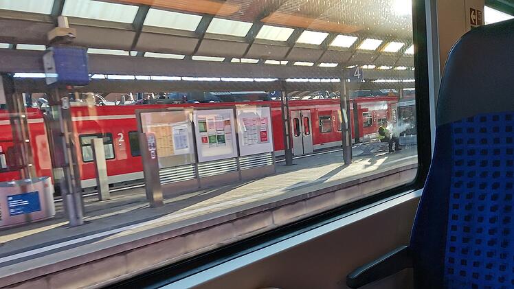 Eisenbahn, Bahn, Zug, Bahnhof, Bahnstrecke, Zugverbindung, S-Bahn