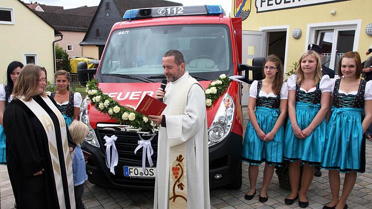 Pfarrerin Carina Noke und Pfarrer Alfred Beißer segneten das Fahrzeug der Feuerwehr.