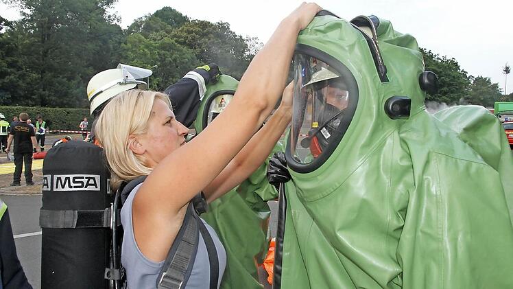 Beim Ausrüsten wird sich gegenseitig geholfen.