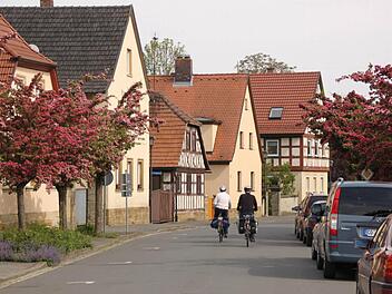 Die Untere Straße in Ebensfeld ist Kern des Sanierungsgebiets der Städtebauförderung, die nun beginnen wird. Foto: Matthias Einwag