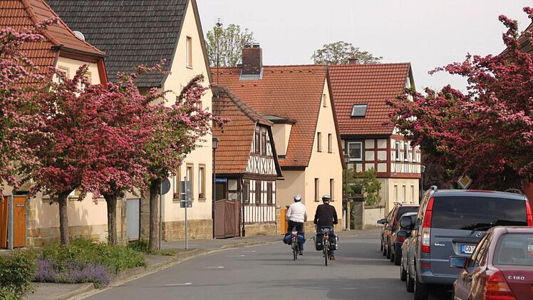 Die Untere Straße in Ebensfeld ist Kern des Sanierungsgebiets der Städtebauförderung, die nun beginnen wird. Foto: Matthias Einwag
