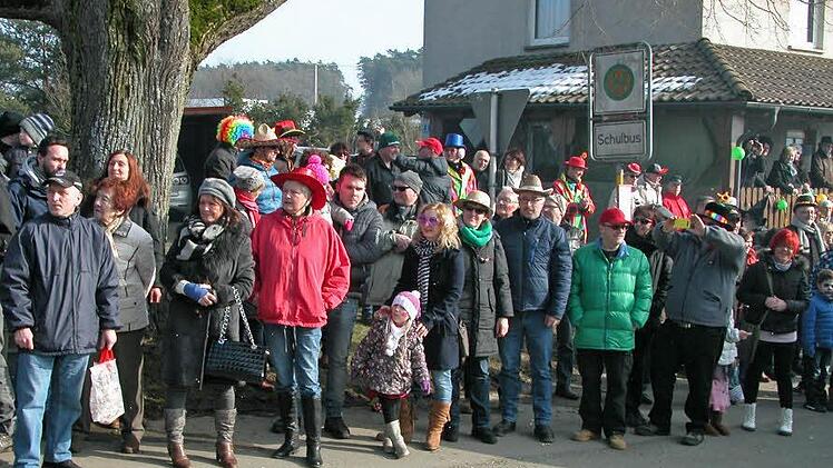 Ausnahmezustand in Weischau: Der einst "kleinste Faschingsumzug" der Welt hat sich längst zu einer echten Konkurrenz für den Coburger Gaudiwurm entwickelt. Foto: Klaus Olezner
